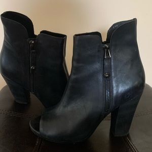 Black peep toe Guess booties